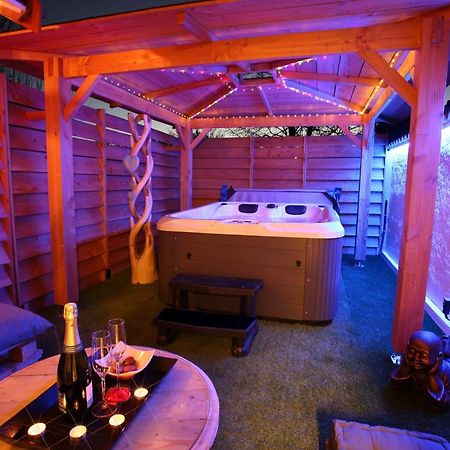 Lovina Chambre De Charme Avec Jaccuzi Velaux Exterior photo