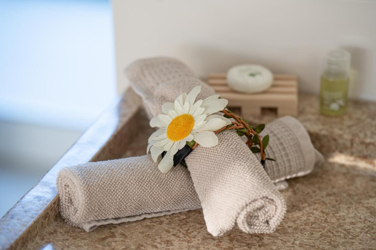 Lovina Chambre De Charme Avec Jaccuzi Velaux Exterior photo