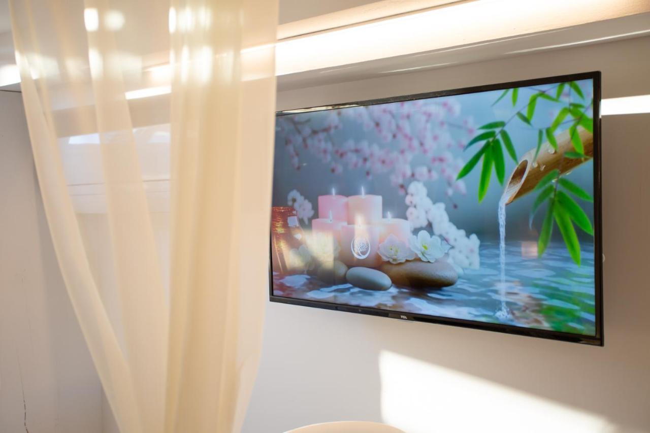 Lovina Chambre De Charme Avec Jaccuzi Velaux Exterior photo